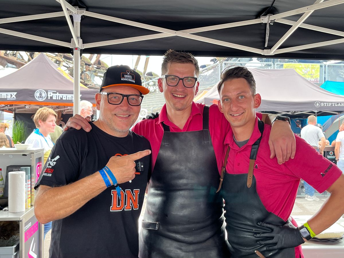 Daniel Nonnenmann mit Metzger-Duo in rosa Poloshirts