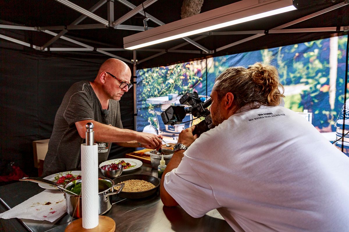 Daniel Nonnenmann beim Kochen