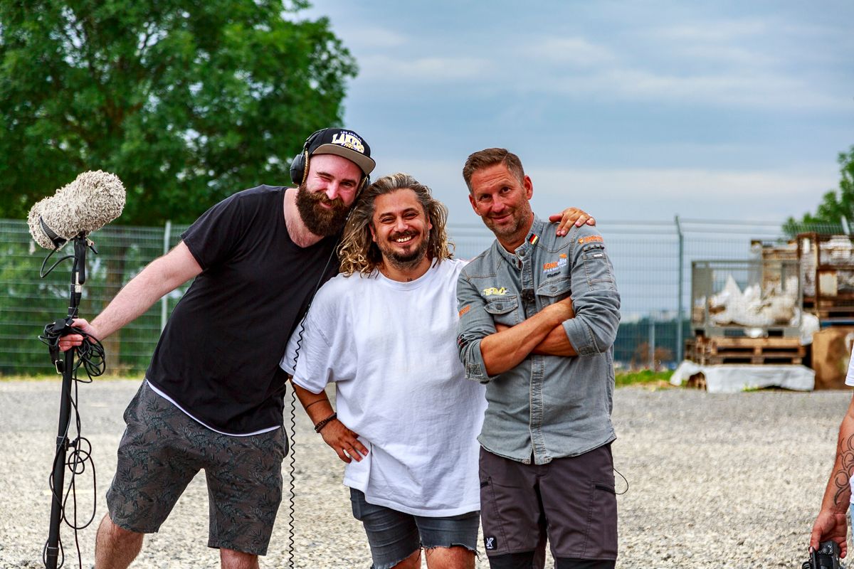 Filmcrew-Gruppenfoto mit Tontechniker und Kameramann