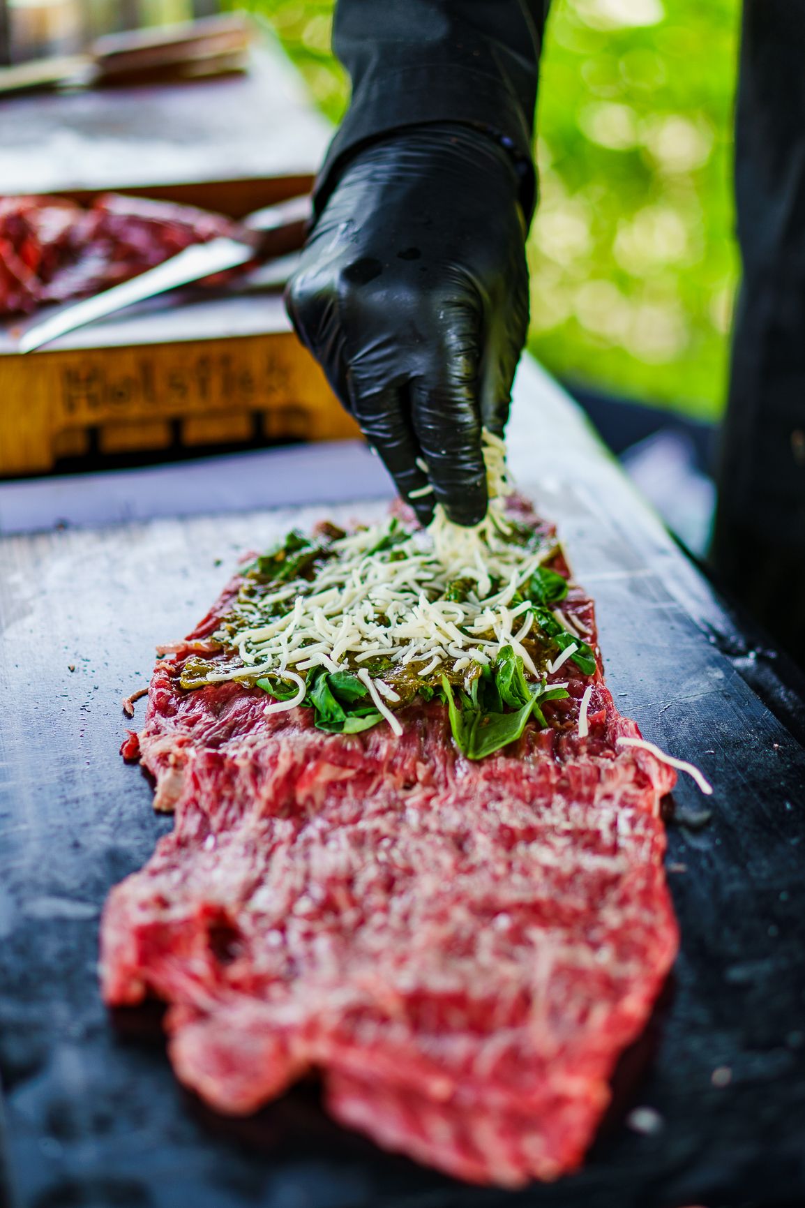 Flank Steak wird mit Käse und Kräutern gefüllt