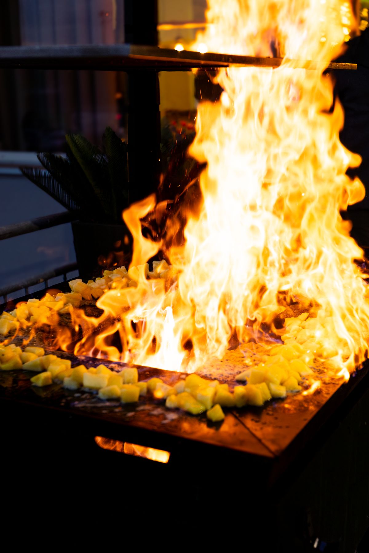 Flammen auf dem Grill